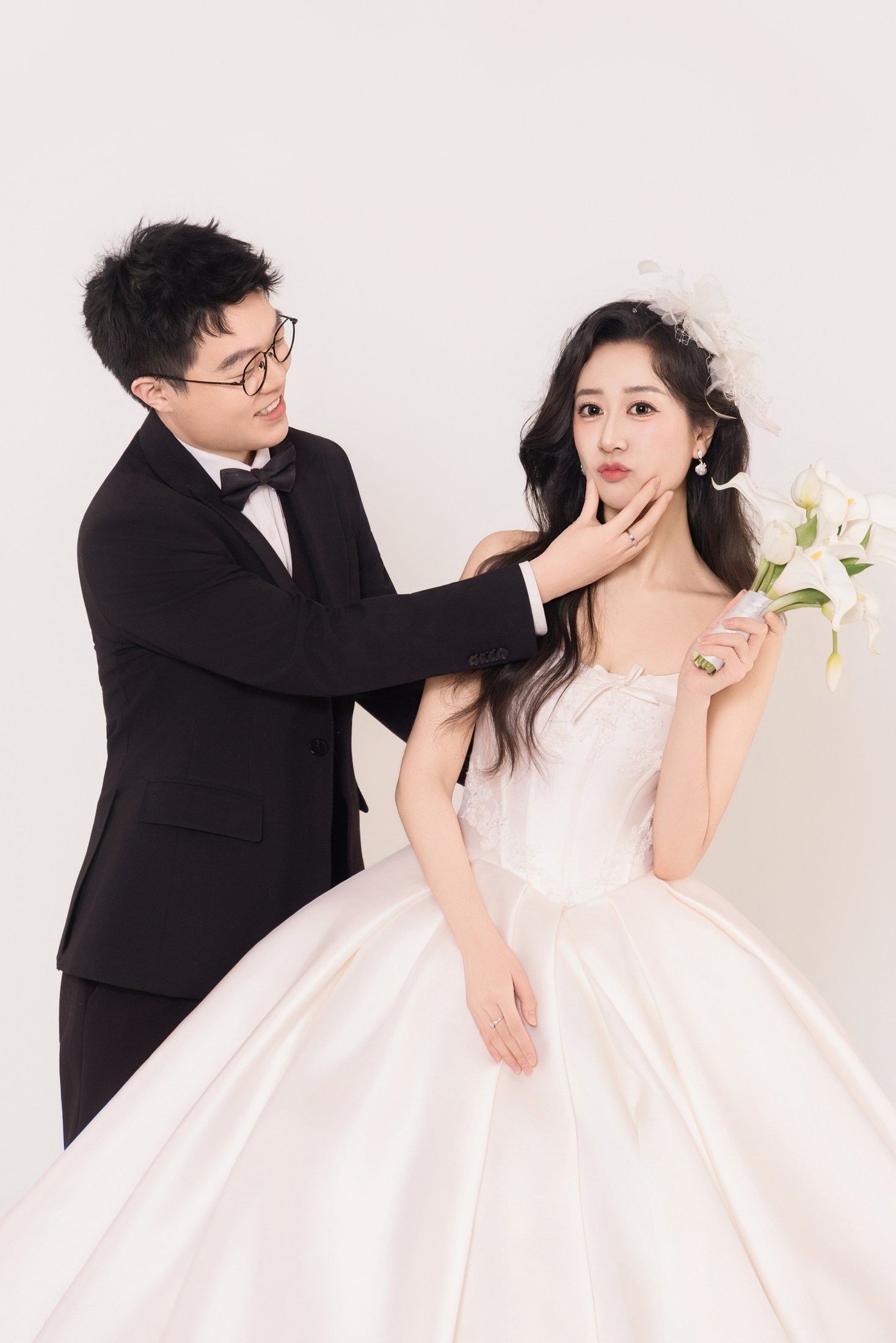 结婚证、鲜花和登记照